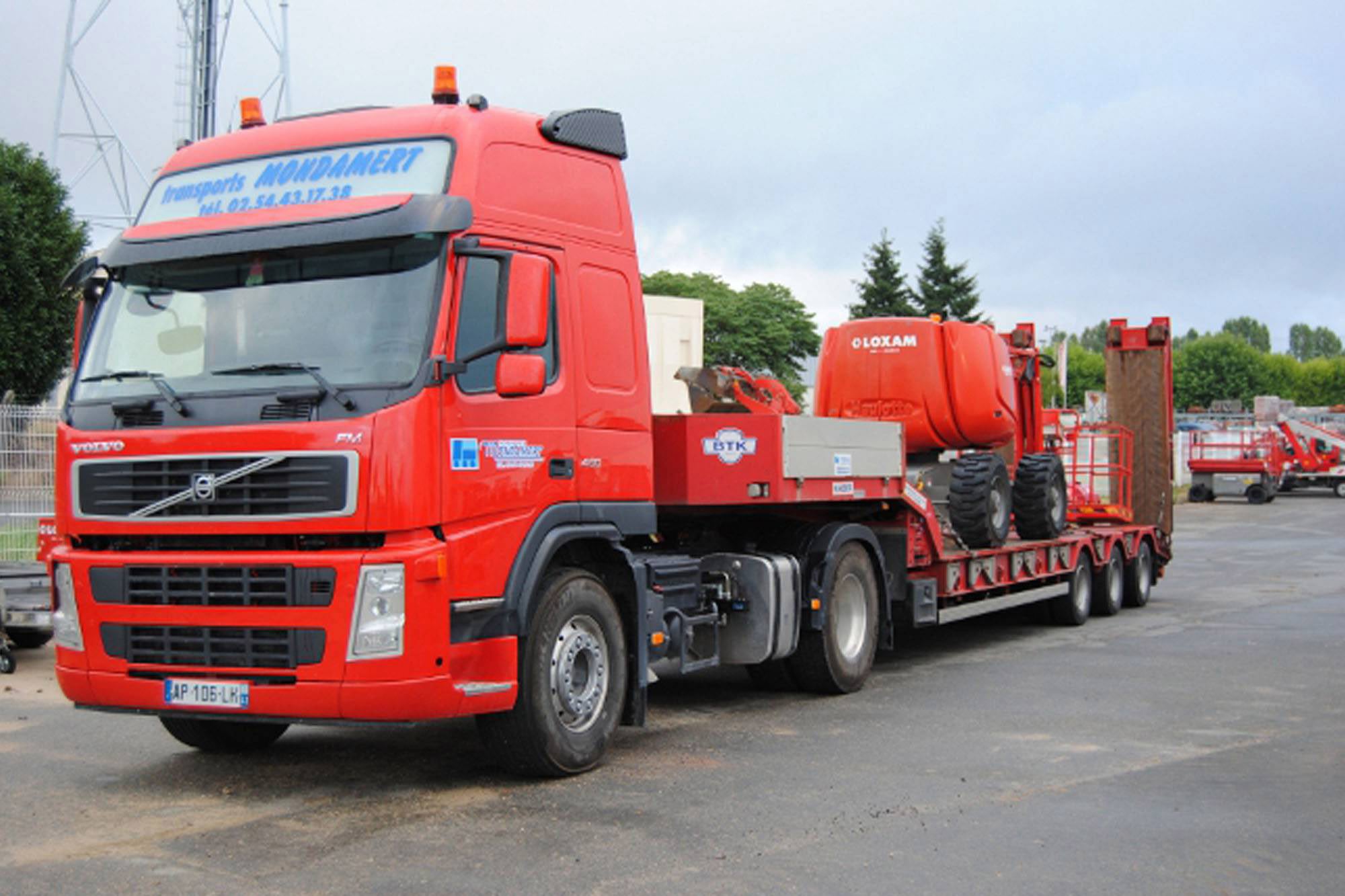 Camion Porte-engin transportant matériels